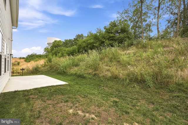 462 LUDGATE MNR, Falling Waters, WV 25419