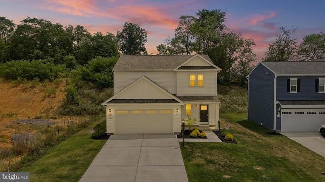 462 LUDGATE MNR, Falling Waters, WV 25419