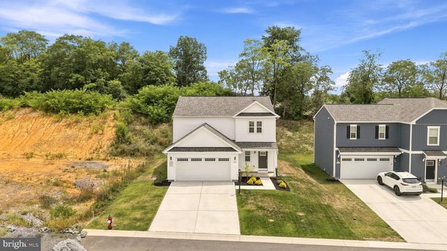 462 LUDGATE MNR, Falling Waters, WV 25419