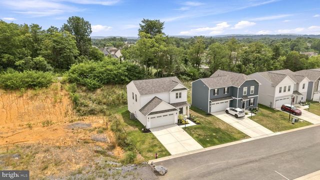 462 LUDGATE MNR, Falling Waters, WV 25419