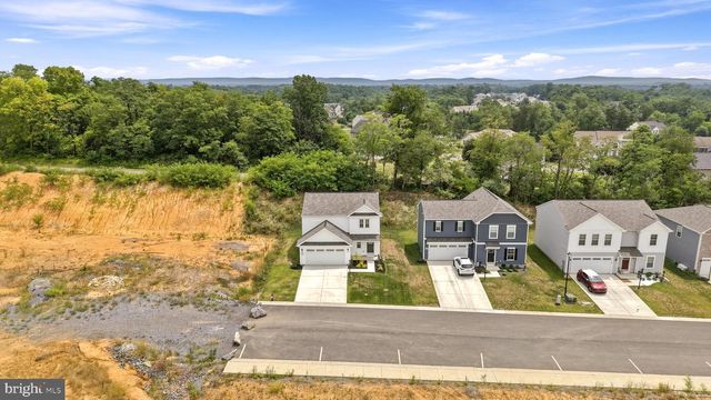 462 LUDGATE MNR, Falling Waters, WV 25419