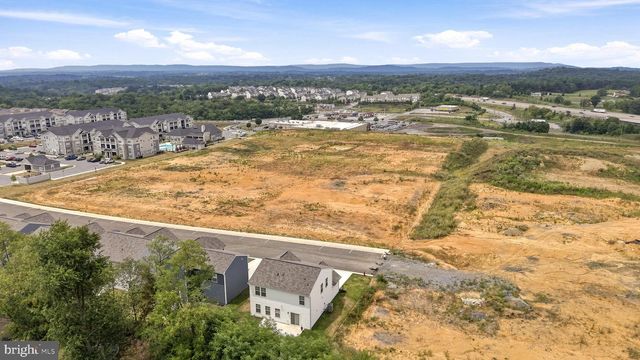 462 LUDGATE MNR, Falling Waters, WV 25419