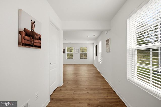 462 LUDGATE MNR, Falling Waters, WV 25419