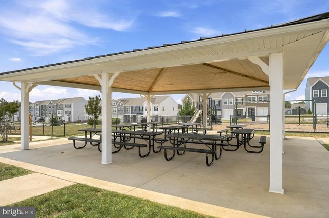 462 LUDGATE MNR, Falling Waters, WV 25419