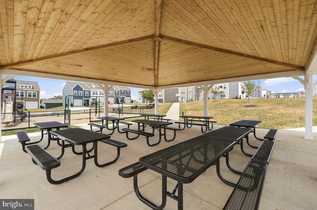 462 LUDGATE MNR, Falling Waters, WV 25419