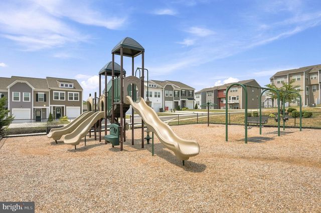 462 LUDGATE MNR, Falling Waters, WV 25419