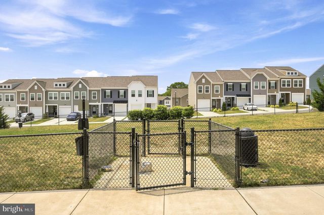 462 LUDGATE MNR, Falling Waters, WV 25419