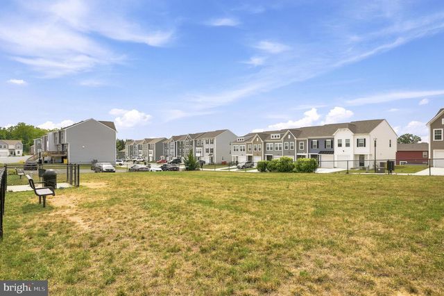 462 LUDGATE MNR, Falling Waters, WV 25419