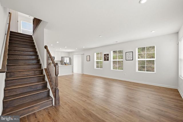 462 LUDGATE MNR, Falling Waters, WV 25419