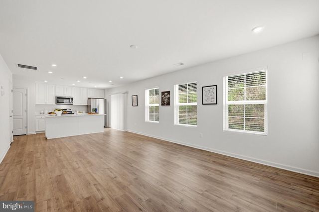 462 LUDGATE MNR, Falling Waters, WV 25419