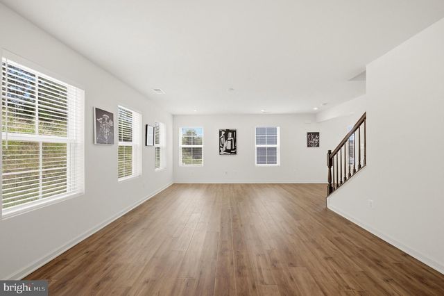 462 LUDGATE MNR, Falling Waters, WV 25419