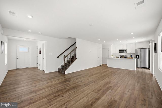 462 LUDGATE MNR, Falling Waters, WV 25419