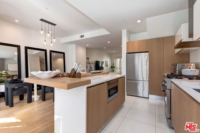 841 Westmount Drive 116, West Hollywood, CA 90069