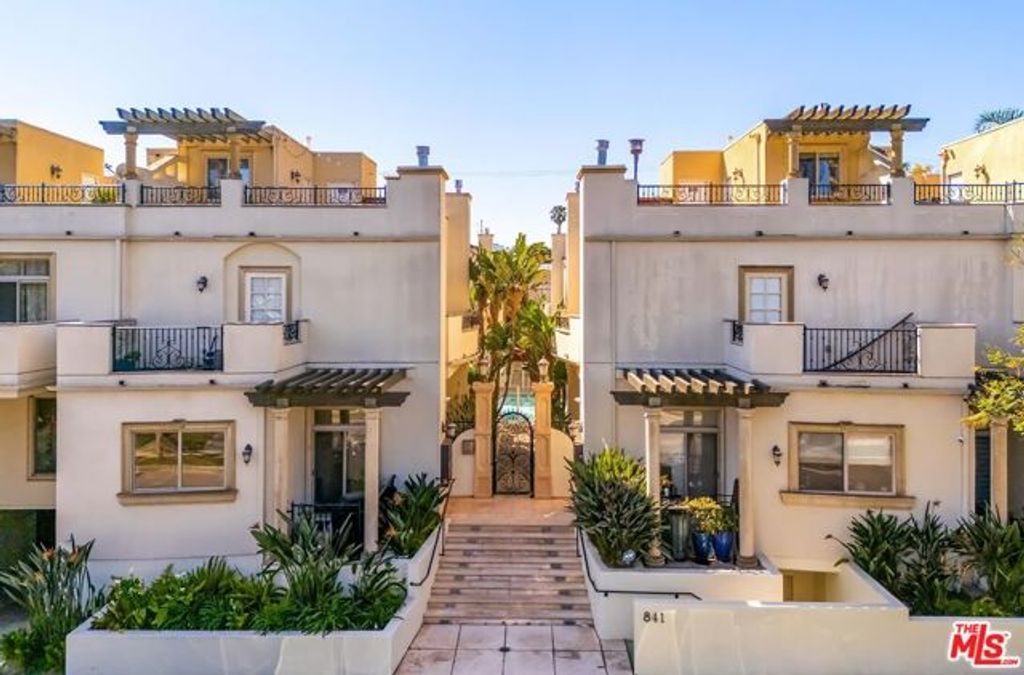 841 Westmount Drive 116, West Hollywood, CA 90069