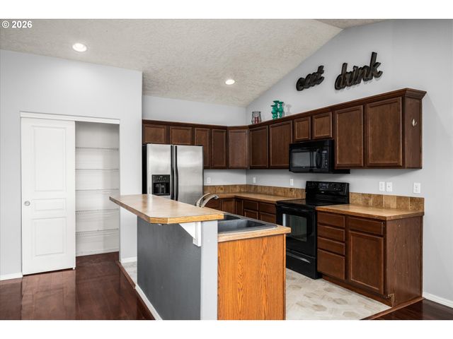 553 S 48TH Pl, Springfield, OR 97478