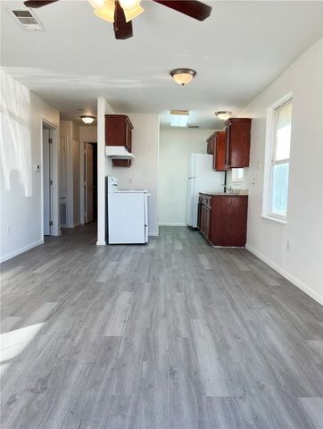 1802 16th St B, Corpus Christi, TX 78404