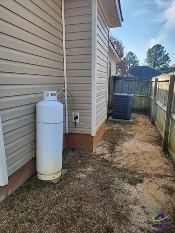 305 Loneoak Trail, Kathleen, GA 31047