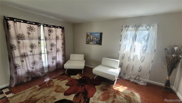 606 E Milton Avenue, Hazel Park, MI 48030