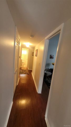 606 E Milton Avenue, Hazel Park, MI 48030