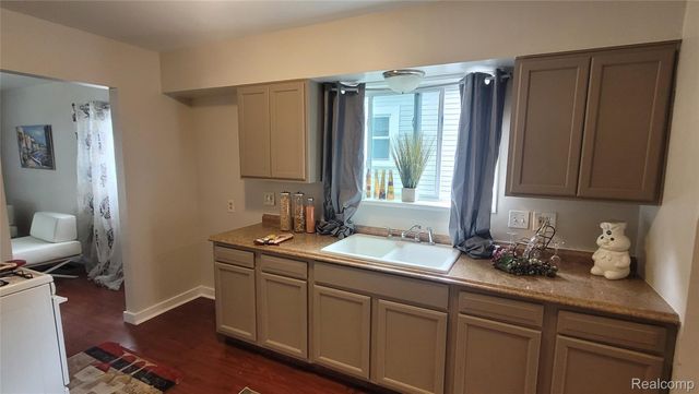 606 E Milton Avenue, Hazel Park, MI 48030