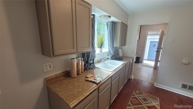606 E Milton Avenue, Hazel Park, MI 48030