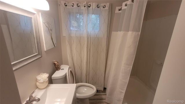 606 E Milton Avenue, Hazel Park, MI 48030