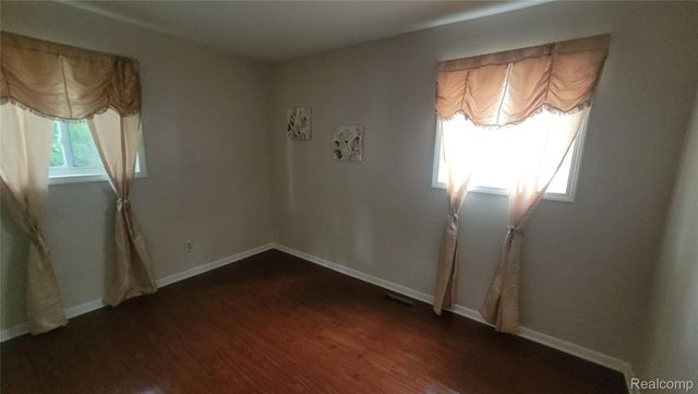 606 E Milton Avenue, Hazel Park, MI 48030
