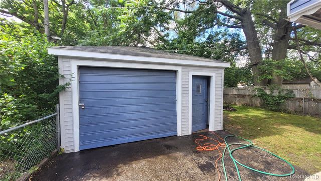 606 E Milton Avenue, Hazel Park, MI 48030