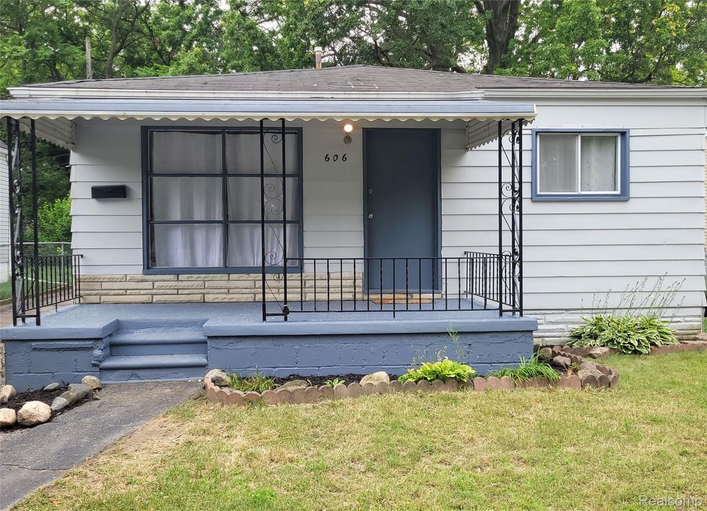 606 E Milton Avenue, Hazel Park, MI 48030
