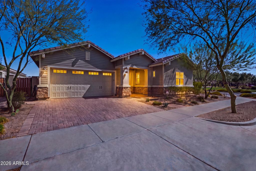 2024 W ANDALUSIAN Trail W, Phoenix, AZ 85085