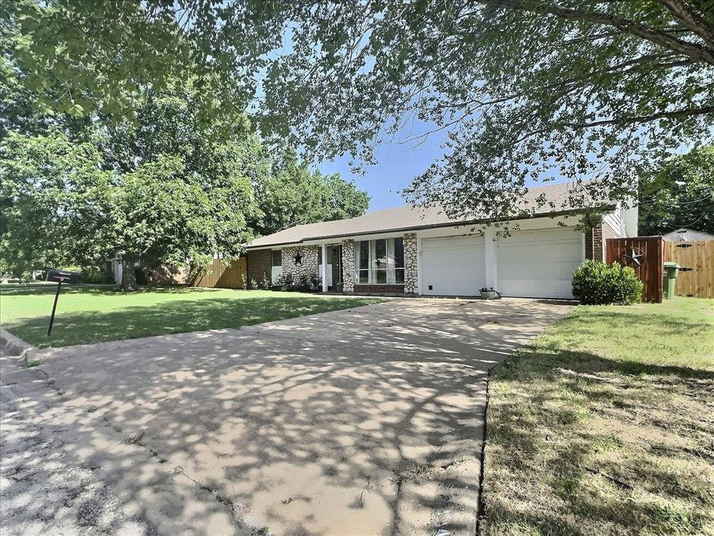 2304 SE 10th, Mineral Wells, TX 76067