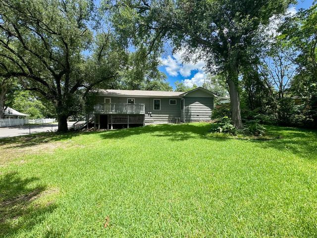 1904 Avenue P, Huntsville, TX 77340