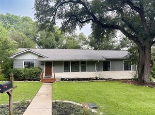 1904 Avenue P, Huntsville, TX 77340