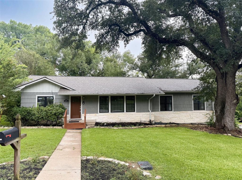 1904 Avenue P, Huntsville, TX 77340