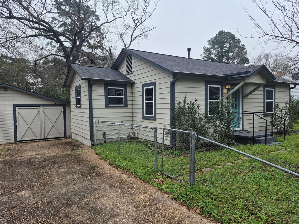 1017 Hazel Avenue, Huntsville, TX 77320