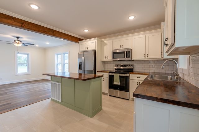 402 W Commerce St, Loretto, TN 38469