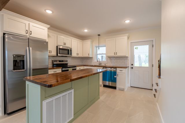 402 W Commerce St, Loretto, TN 38469