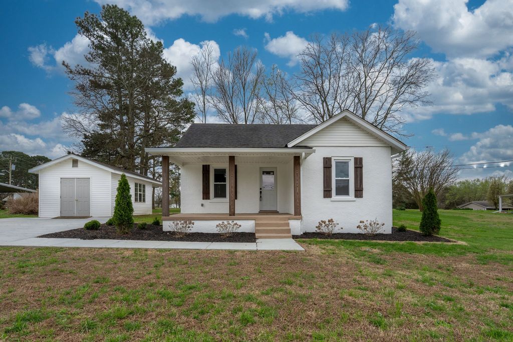 402 W Commerce St, Loretto, TN 38469