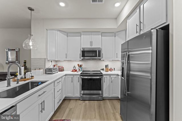 21805 EXPRESS TER, Ashburn, VA 20147