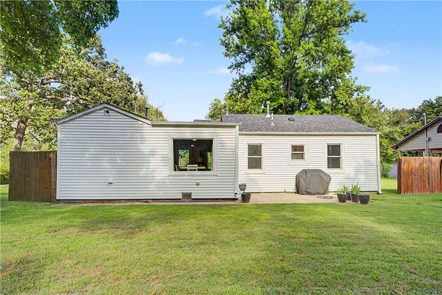610 South Oak Hill Street, Siloam Springs, AR 72761