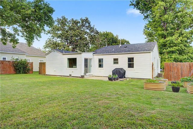 610 South Oak Hill Street, Siloam Springs, AR 72761