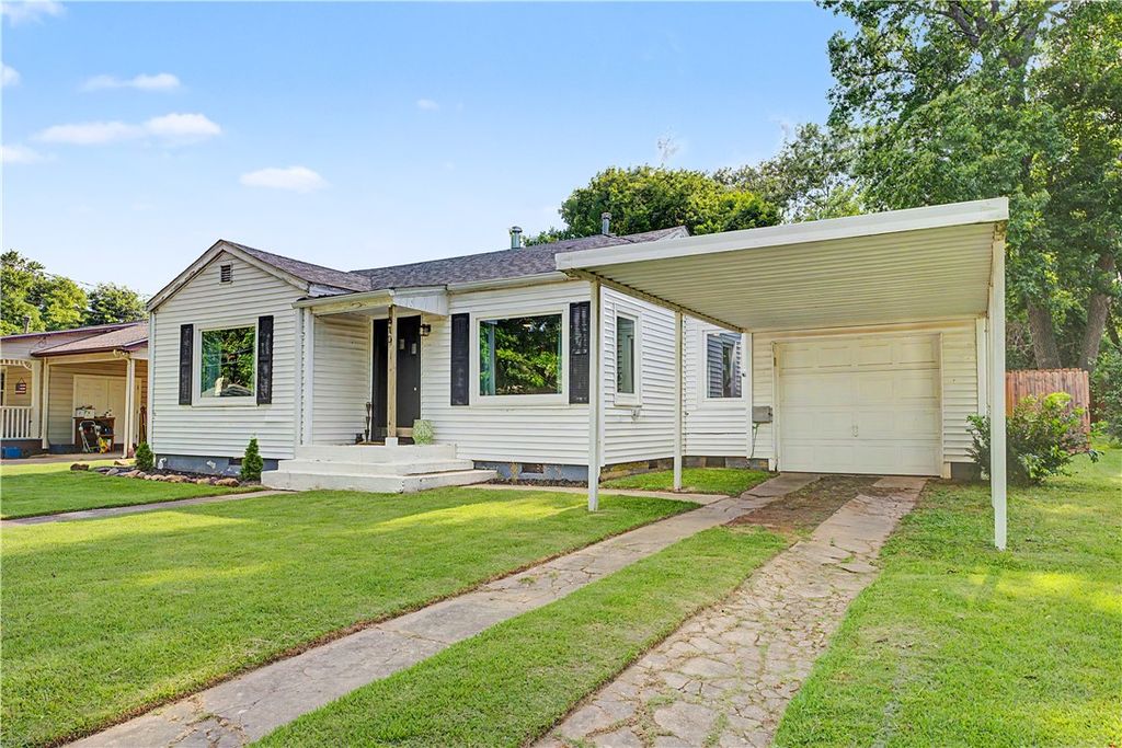610 South Oak Hill Street, Siloam Springs, AR 72761