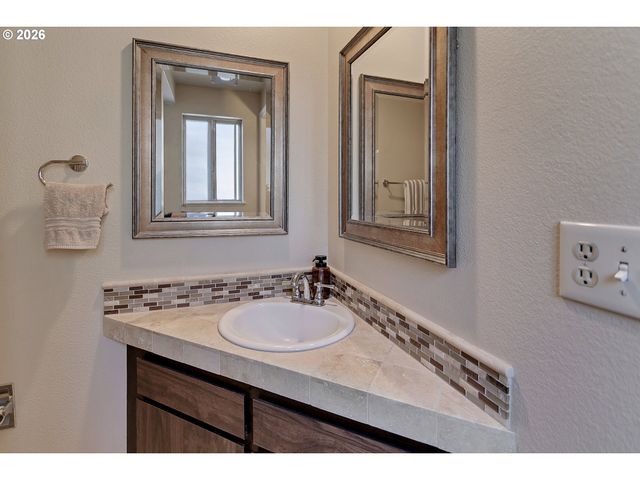 7165 Sw SORRENTO Rd, Beaverton, OR 97008
