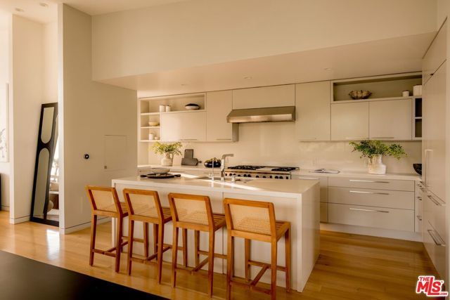 3218 Maplewood Avenue, Los Angeles, CA 90066