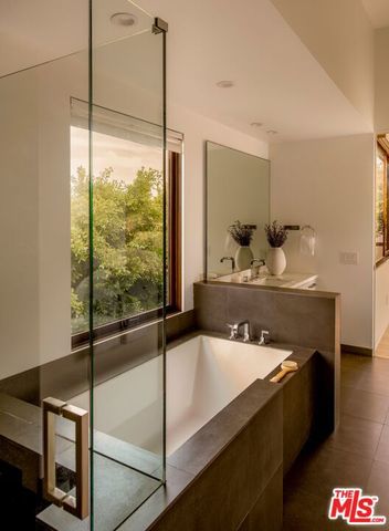 3218 Maplewood Avenue, Los Angeles, CA 90066