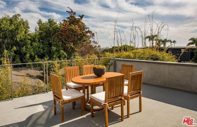 3218 Maplewood Avenue, Los Angeles, CA 90066