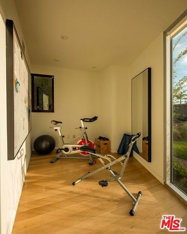 3218 Maplewood Avenue, Los Angeles, CA 90066