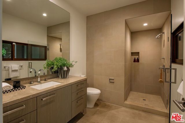 3218 Maplewood Avenue, Los Angeles, CA 90066