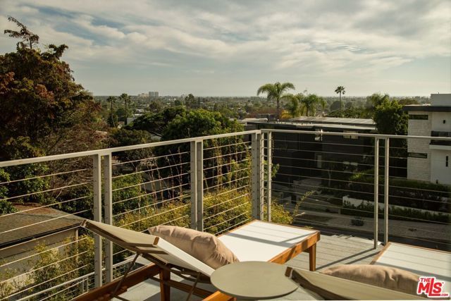 3218 Maplewood Avenue, Los Angeles, CA 90066