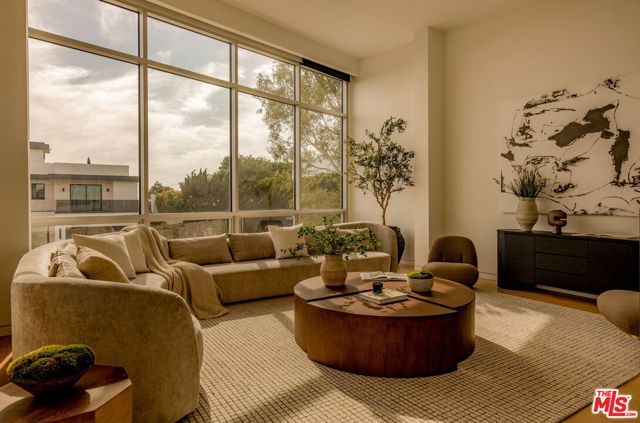 3218 Maplewood Avenue, Los Angeles, CA 90066